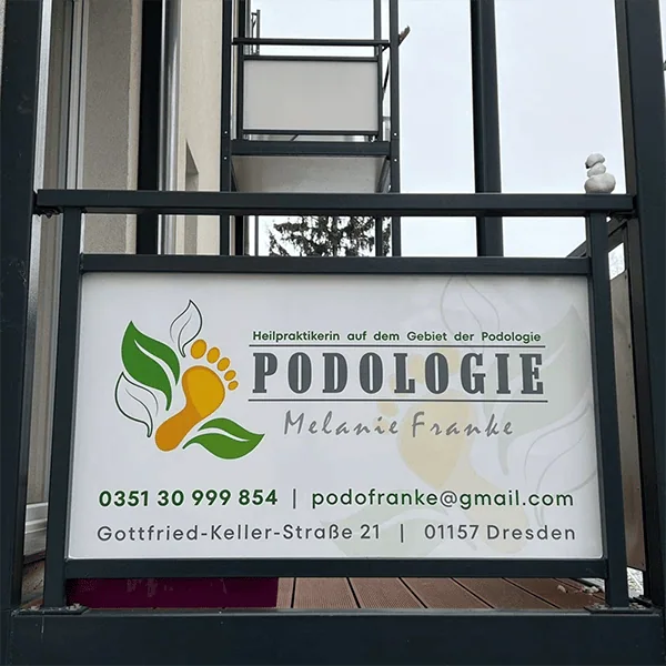 Ladenschild mit dem Schriftzug 'PODOLOGIE' und Kontaktdaten für Melanie Franke in Dresden.